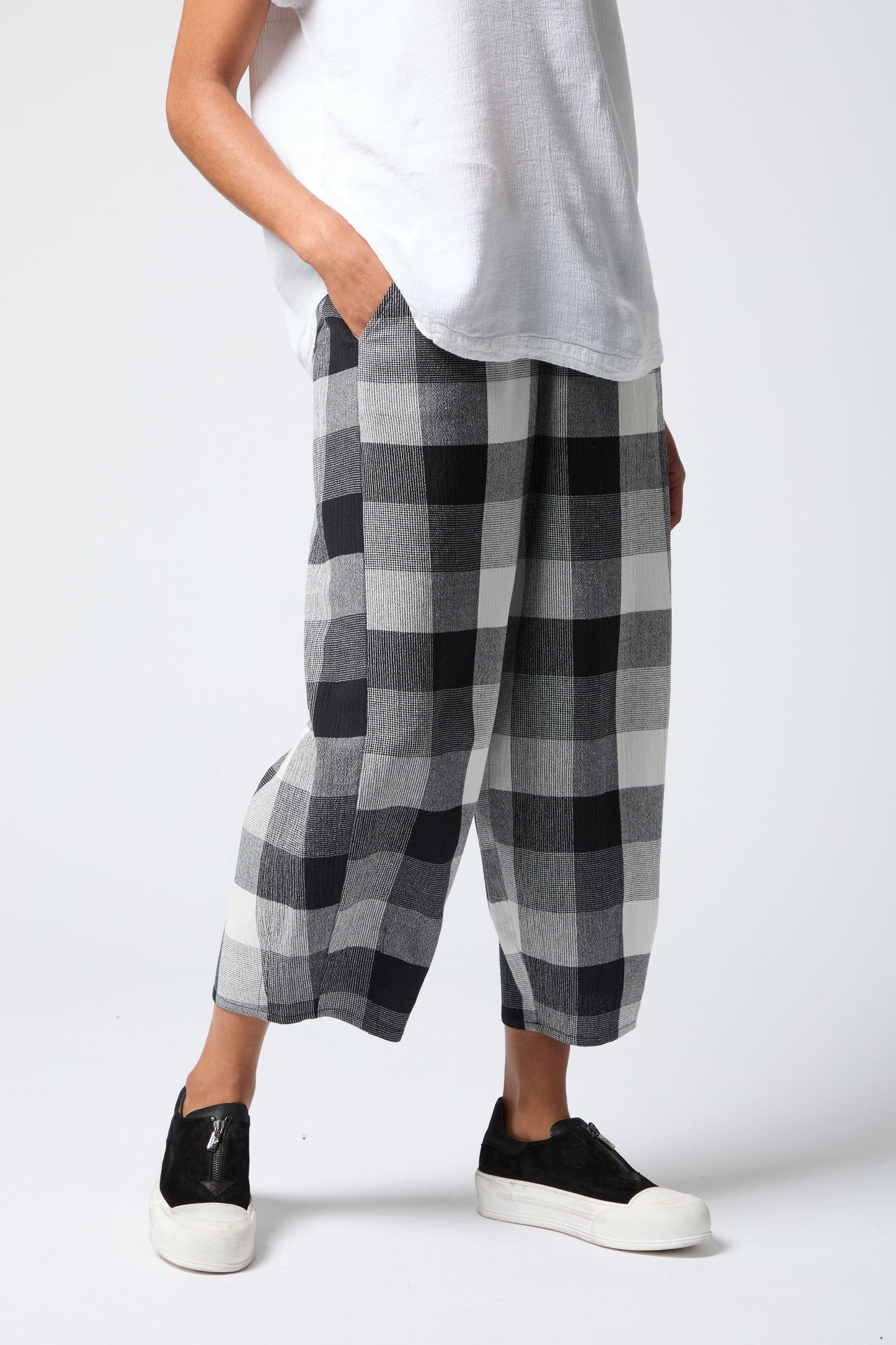 Sahara Crinkle Grid Check Trousers Black 